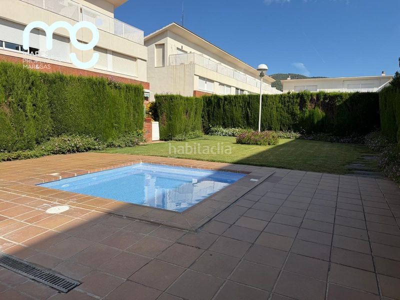 Foto 86698e93-d02f-41aa-b10e-c8a9242ebbb2. Casa aparellada amb xemeneia calefacció aparcament piscina a Premià de Mar