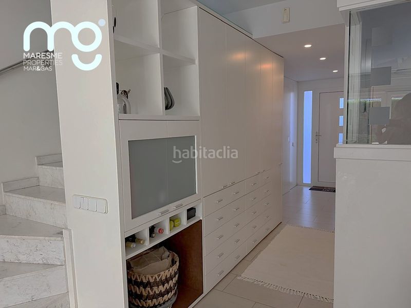 Foto bbe7ba2b-97f2-4d5d-9797-3e2f4f97f11e. Casa aparellada amb xemeneia calefacció aparcament piscina a Premià de Mar