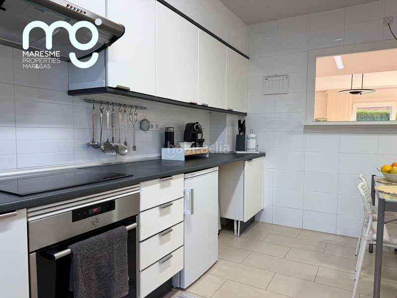 Foto cd78d75f-986d-4e94-8c50-a15fe728468b. Casa aparellada amb xemeneia calefacció aparcament piscina a Premià de Mar