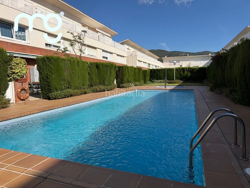Foto e4a69bc7-02f9-4615-9586-42121fcda8da. Casa aparellada amb xemeneia calefacció aparcament piscina a Premià de Mar