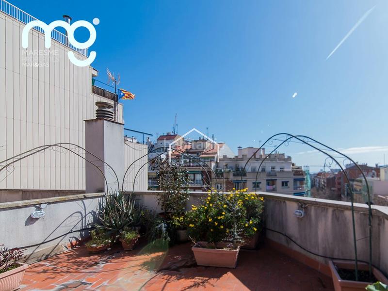 Foto 32389c85-2cf0-4c6b-be7e-df0e62326c10. Àtic amb xemeneia calefacció aparcament a El Camp d´en Grassot i Gràcia Nova Barcelona