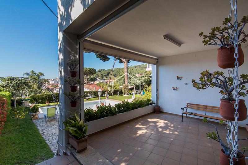 Foto 75589030-e9d5-4802-8cbd-3ea2e150bfda. Chalet casa unifamiliar con piscina y jardín en Premià de Dalt