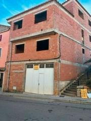 Casa adossada a Carrer de loreto 61. Estructura de 240 mts a falta de cerramientos, 3 pisos o una cas