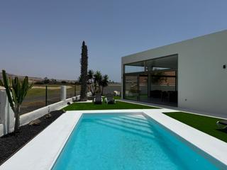 Chalet à Caleta de Fuste. En venta  moderna villa reformada en la maresía, golf salinas an
