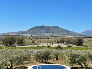 Casa a Álora. Finca impecable con impresionantes vistas sobre el valle y álora