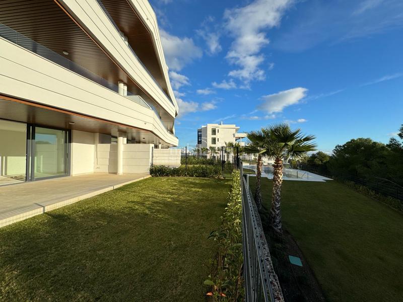 Foto bd8c4092-4470-4ce7-944e-f81b06734c90. Planta baja exclusivo apartamento con vistas al mar en higuerón lujo y comodidad junto al mediterráneo en Fuengirola