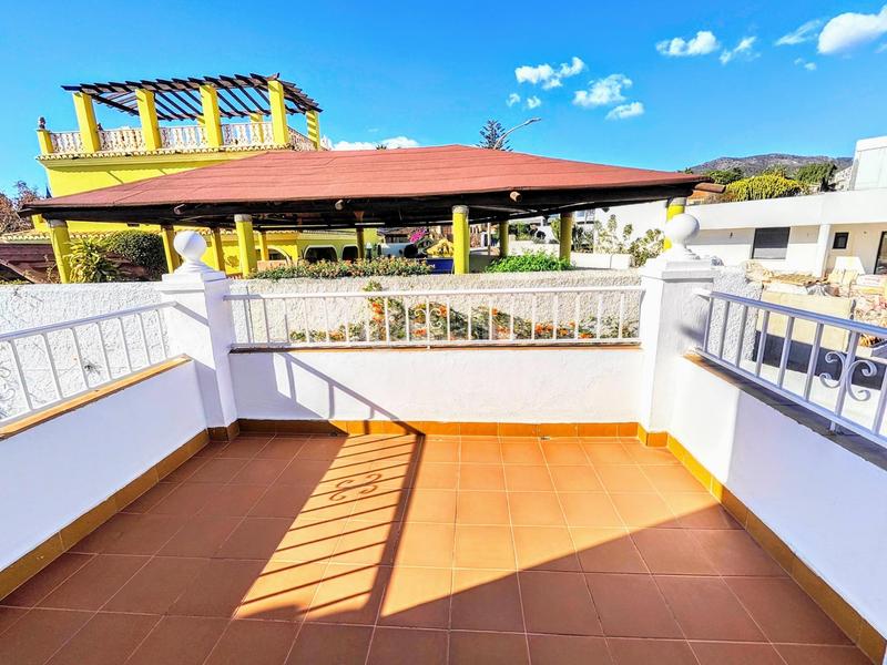 Foto 21c2ae19-9fc6-4563-9ae4-bae701b182db. Chalet villa independiente en zona plaza Solymar a 500 m de la playa !!! en Benalmádena