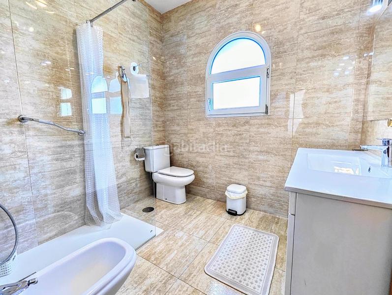 Foto 77d6d667-6560-4558-89b5-accbe4a386b4. Chalet villa independiente en zona plaza Solymar a 500 m de la playa !!! en Benalmádena