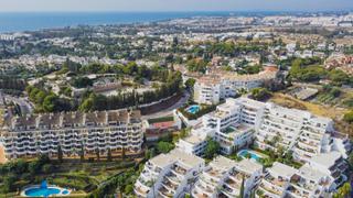 Apartamento en Las Brisas. Apartamento de dos dormitorios bellamente reformado en la comuni