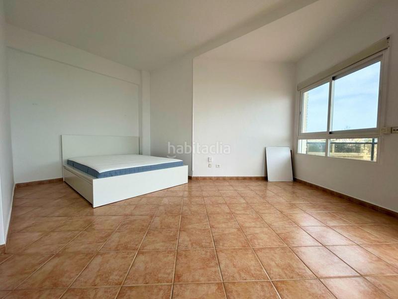 Foto 96a7c8cd-641d-4dcb-840f-b6640530746c. Estudio  con vistas al mar en primera línea de playa en Marbella