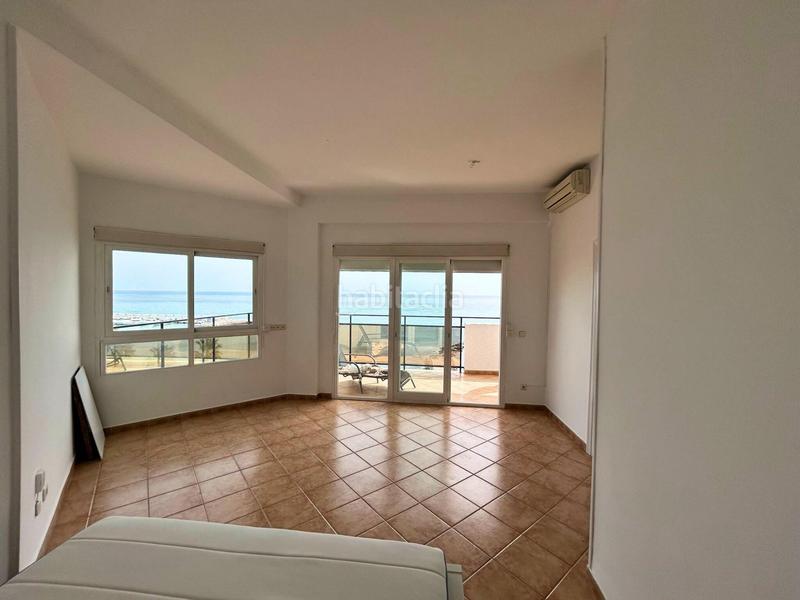 Foto bc4181ea-d7b1-4c02-8080-203b6b22b0e3. Estudio  con vistas al mar en primera línea de playa en Marbella