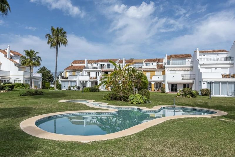 Foto 5b6a5b89-29ed-4128-9e65-31746ca72309. Casa adossada amb aparcament piscina a Centro Estepona