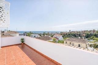Chalet en Puerto de Estepona. Villa de estilo andaluz ofrece impresionantes vistas al mar