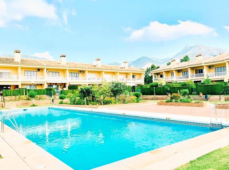 Foto 14e2f872-488d-480d-953d-ae90c66dc308. Casa adosada fantástica casa adosada situada en torrequebrada con vistas magníficas al golf en Benalmádena