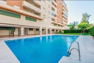 Apartament a Centro ciudad. Luminoso piso con vistas al mar, garaje y piscina en el corazón