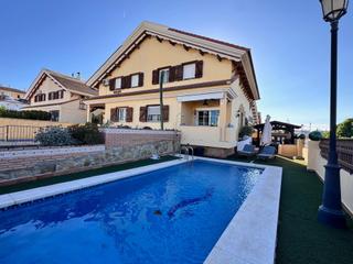 Casa aparellada a Capellanía - Retamar. Pareado con carácter con garage y piscina privado