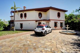 Chalet  Avenida palmeras las. Ubicación central a todo! descubra la villa de sus sueños en ven