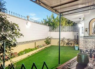 Chalet in Campo de Mijas. Amplio chalet pareado en esquina con jardín privado y garaje en