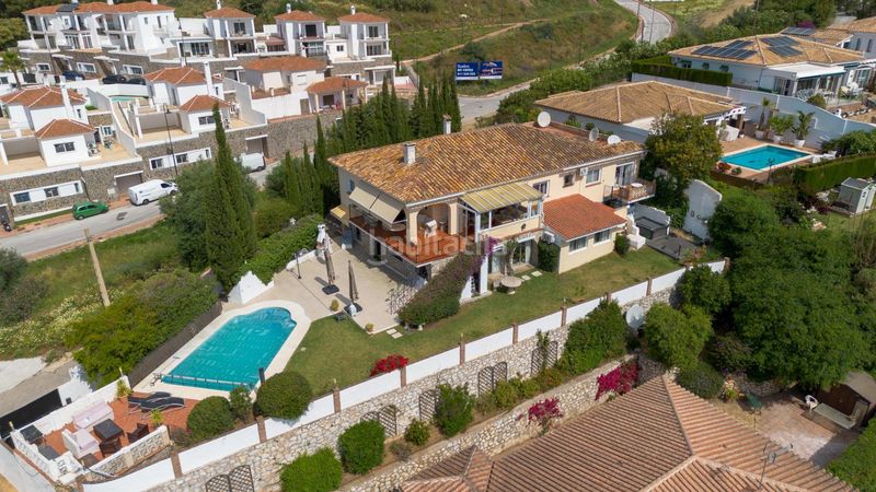 Foto 308bf6d1-4d1f-4ca0-99fe-ffc687b2385d. Casa adossada amb aparcament piscina a Mijas pueblo Mijas