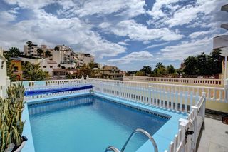 Casa bifamiliare in Cortijo Torrequebrada. Casa de 6 dormitorios a 400metros de la playa y comodidades!