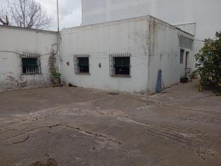 Casa in Monteolivete-Camino Sevilla. Casa independiente para reformar en el casco histórico con mucha
