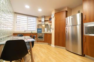 Pis  Avenida duquesa isabel. Vivienda equipada y totalmente reformada en primera línea de pla
