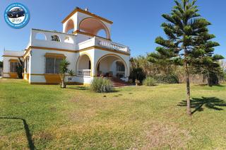 Xalet a Chipiona Norte. Chalet de ensueño con vistas al mar y versatilidad única