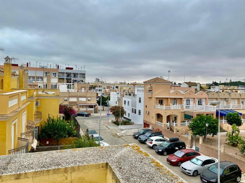 Foto d03be225-d1b9-4061-b356-6d6a58199361. Casa bifamiliare con parcheggio piscina in V Centenario-Piletas-Capuchinos Sanlúcar de Barrameda