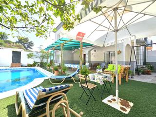 House  Calle calle del lago. Chalet con piscina en avd. de huelva