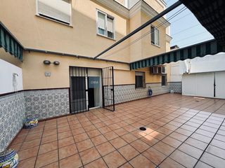 Pis a Centro-Calzada-Cabo Noval. Amplio piso de 3 dormitorios en pleno centro de sanlúcar  con pa