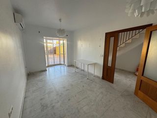 Casa adossada a Ctra Jerez-Ctra del Puerto. Amplio pareado con grandes patios exteriores en la zona de la at