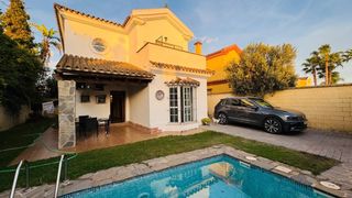 Chalet en V Centenario-Piletas-Capuchinos. Chalet independiente con piscina, jard�n y aparcamiento privado