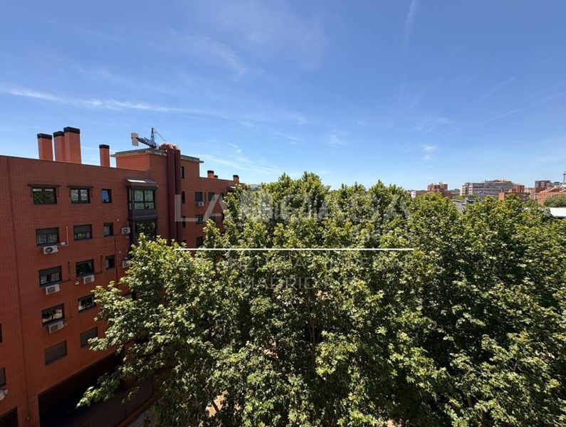 Foto a40a673a-1bba-4aa8-8602-368d5e0334f0. Àtic amb calefacció aparcament a Legazpi Madrid