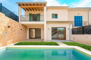 Chalet in Alaró. 3 unidades de chalets unifamiliares entre medianeras a estrenar