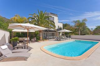 Xalet a Son Roca. Villa bauhaus con licencia vacacional, casa de invitados y pisci
