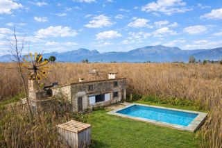 Masia a Sa Pobla. R�stica con piscina en el parque natural de salbufera