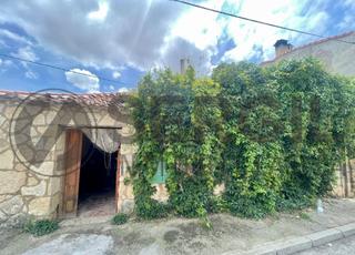 Maison à Área Rural. Casa de pueblo para derribar / reformar en perogordo (segovia)