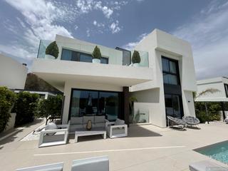 Casa adossada  Carrer cezanne. Moderna villa de estilo hightech en el residencial neogarden una