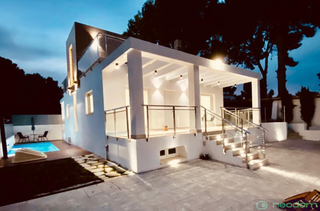 Xalet  Avinguda de coloma. Chalet independiente de nueva construcción con piscina privada.