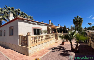 Maison  Avenida de alicante. Chalet independiente de tres dormitorios en una parcela de esqui