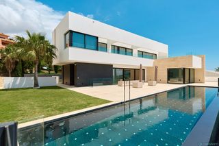 Casa  Calle viena. Una villa de tres plantas situada en una parcela de 1.200 m con