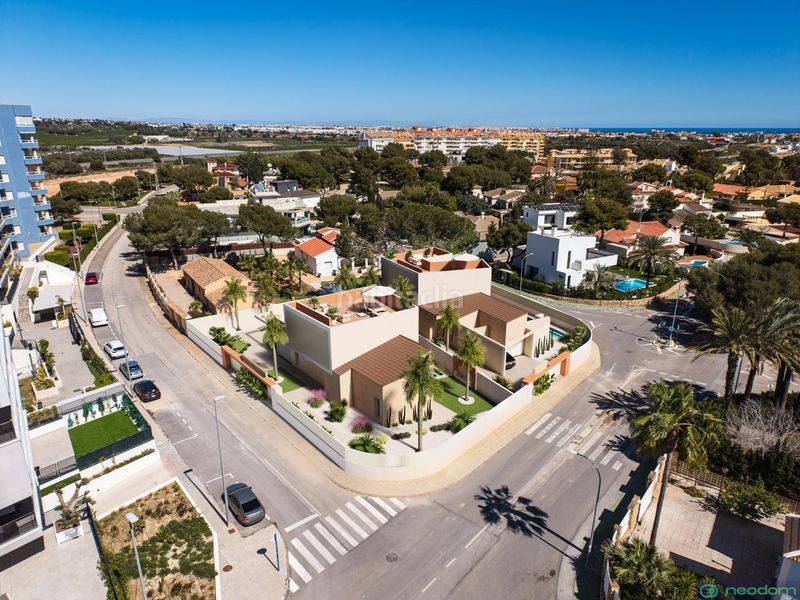 Foto 7bffca9a-8699-4b2e-b801-887920f7abf8. Casa amb piscina a Campoamor Orihuela