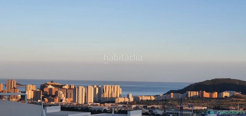 Foto da4ec999-bcea-4b5f-bdb5-b6523d2fbe74. Àtic amb aparcament piscina a balcón de Finestrat-terra marina Finestrat