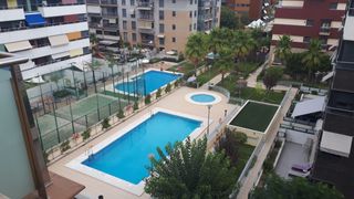 Rent Flat  Calle muladies. Piso en urbanización con piscina con garaje ideal pareja de trab