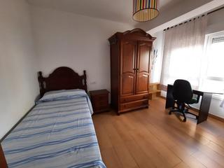 Location Appartement à Calle pedro antonio de alarcón 59. 1 habitación disponible para chica estudiante, disponible curso,