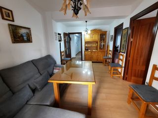 Rent Flat in Calle pedro antonio de alarcón 59. 1 habitación disponible para chica estudiante, disponible curso,