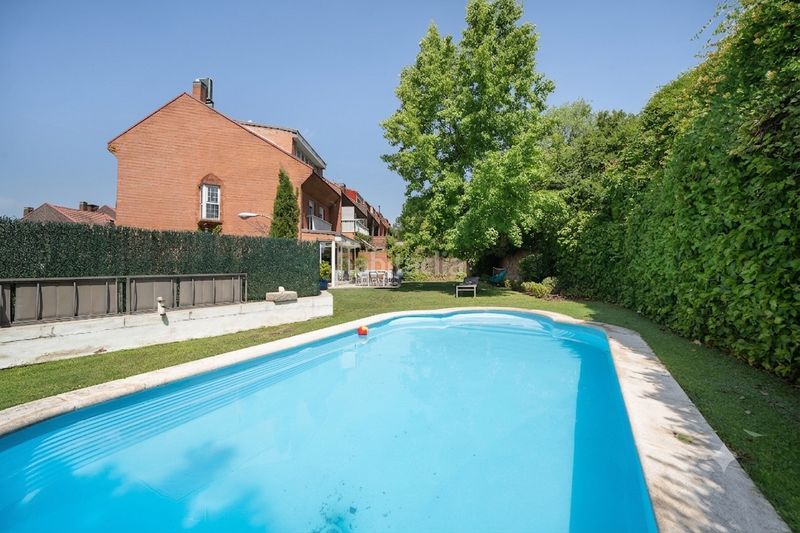 Foto a48c247e-f636-45a3-b2aa-3688e6efb7b4. Casa adossada amb calefacció aparcament piscina a Madrid