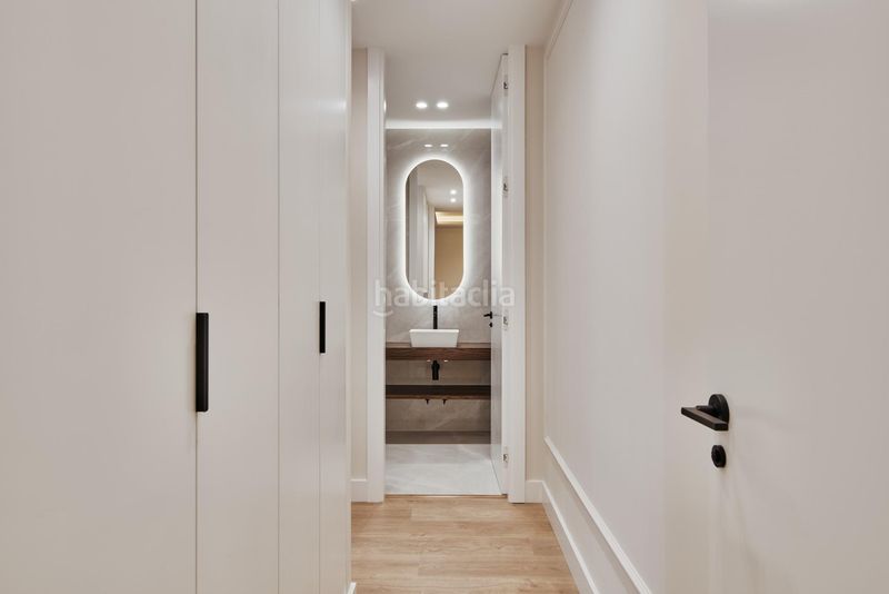 Foto fb80b102-a44f-49c5-bc8d-f59d9b46e43f. Piso vivienda exterior ubicada en el distrito retiro, zona Ibiza. en Madrid