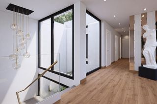 Chalet in El Bosque. Tecnología, diseño, ubicación y personalidad en monte de la vill