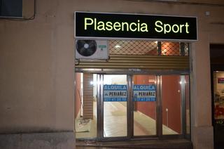 Location Local commercial à N/a. Alquiler local plasencia centro